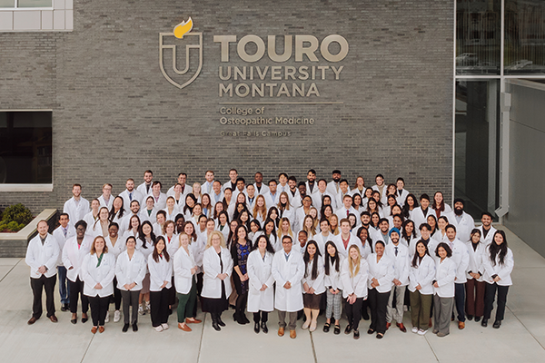 TouroCOM class photo in whitecoats