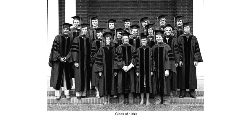 A monochromatic photo of OU-HCOM's class of 1980.