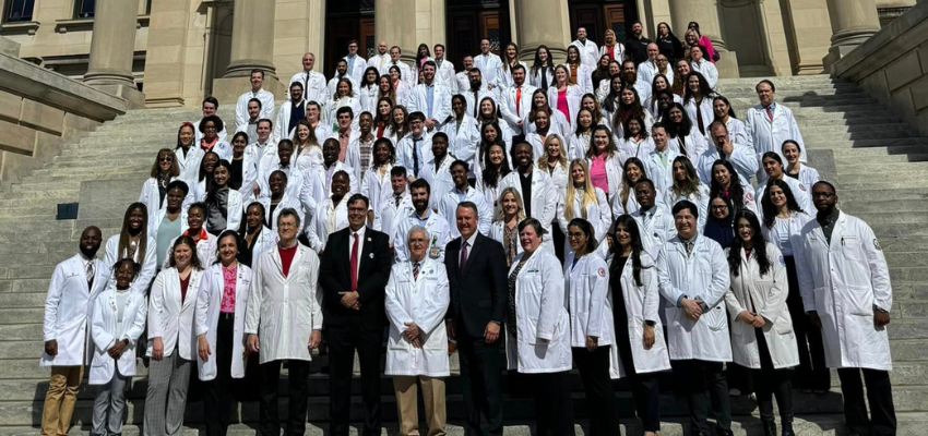 students at mississippi capitol steps